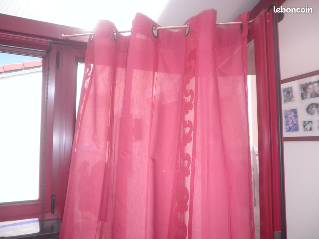 Rideau rouge (image 1)