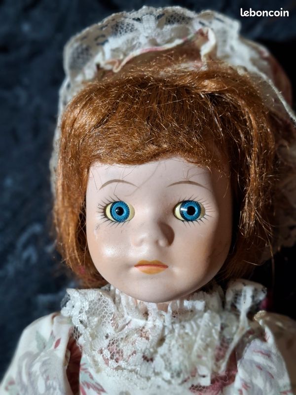 Poupée en porcelaine antique - 12 de haut avec support