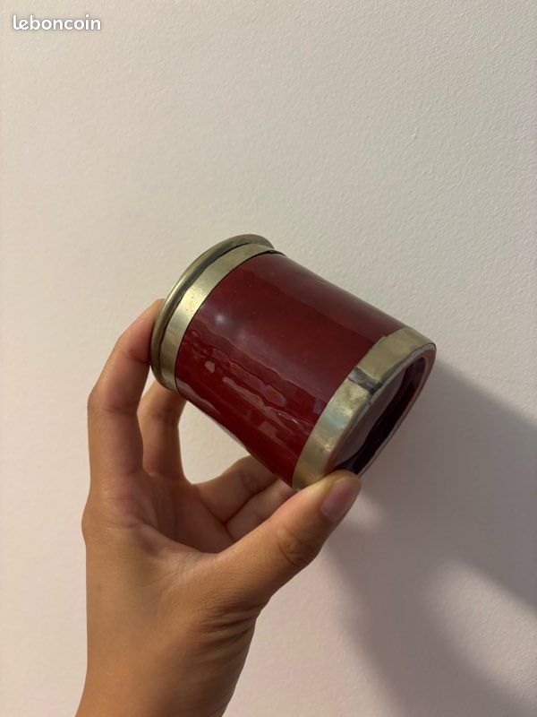 Petit pot vintage en métal et émail rouge – ancien pot à épices (image 3)