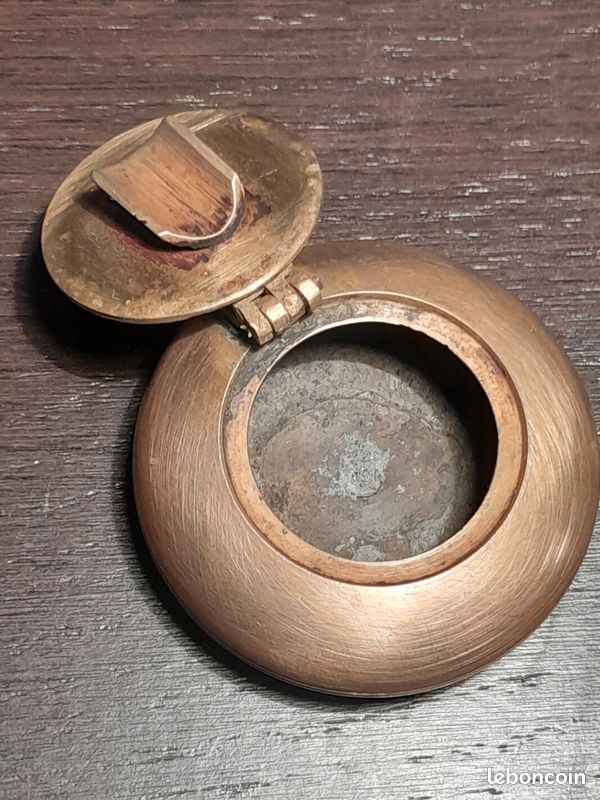 Ancien cendrier (image 1)
