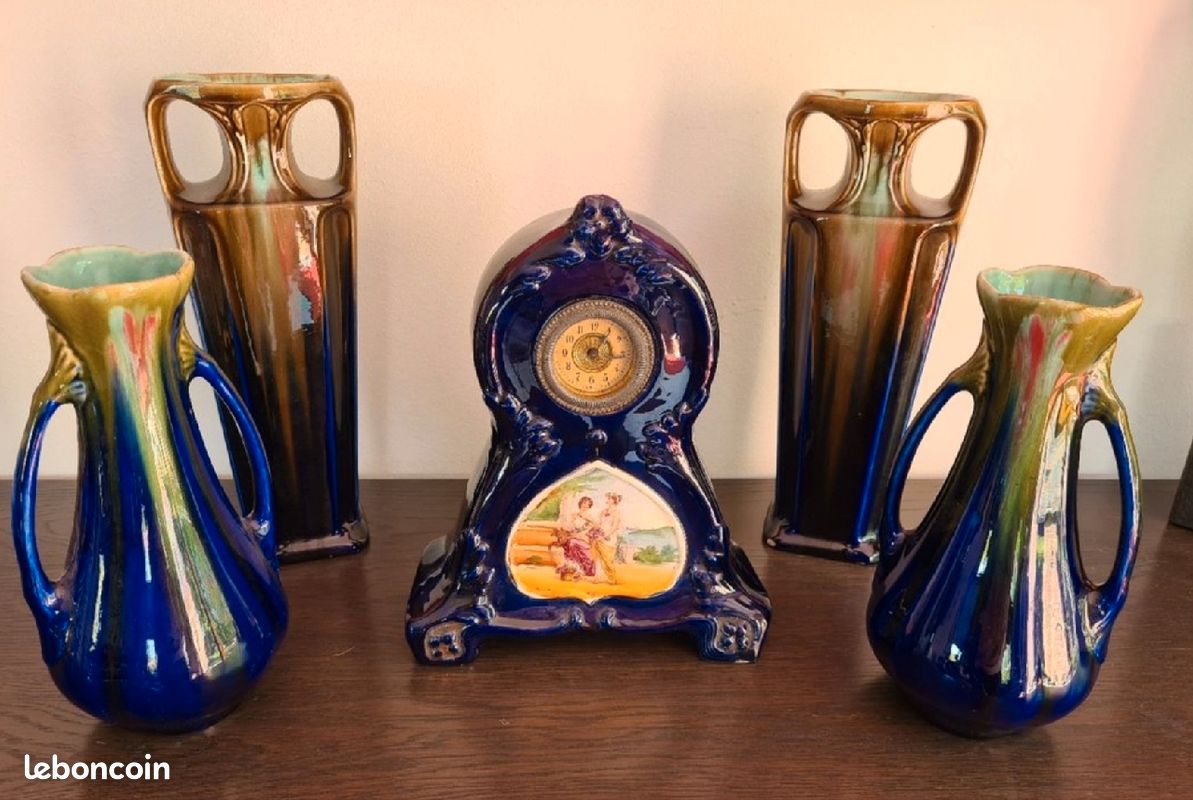 Importante garniture de cheminée de 5 pièces 2 grands vases 2 petits et une pendule en barbotine d'Orchies (image 1)