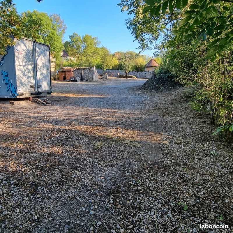 Terrain constructible 1200 m2 · à Livernon · 35 000 €