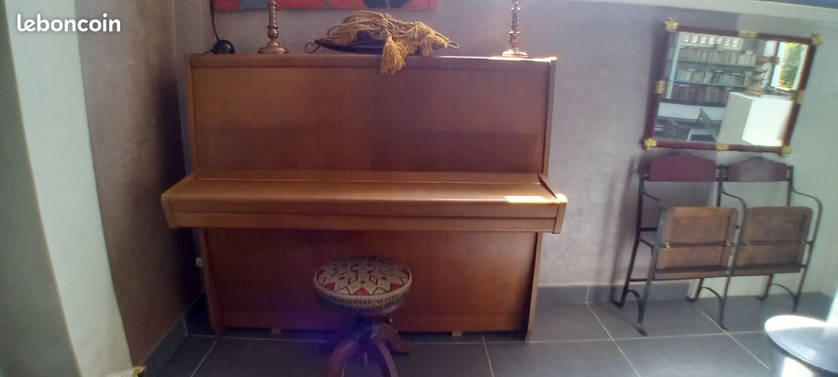 Piano (image 1)