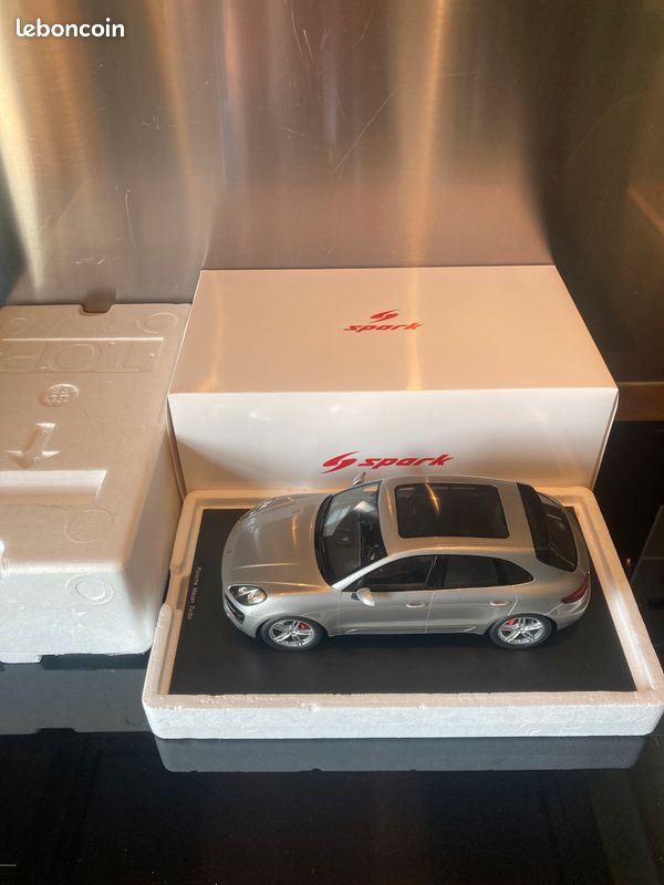 Porsche Macan Turbo silver 1/18 Spark (image 1)