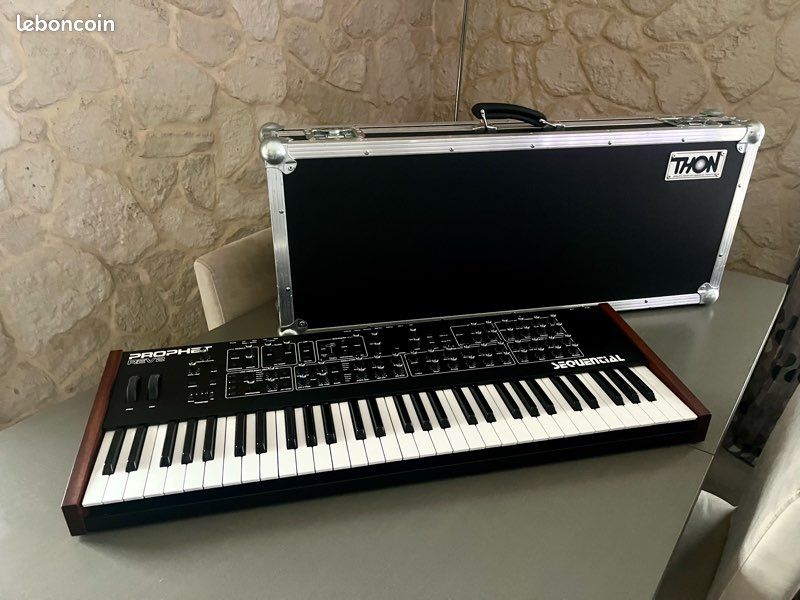 Sequential® Prophet REV2 + flight case (image 1)