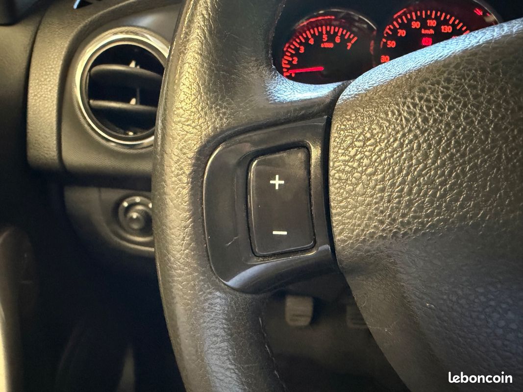 DACIA LOGAN MCV TCe 90 Ambiance / Ecran / Régulateur et limiteur de vitesse / Distribution / (image 13)