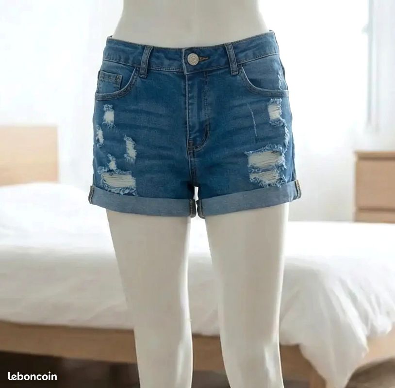 ASOS DESIGN - Short court en jean avec déchirures et ourlet brut - Bleu