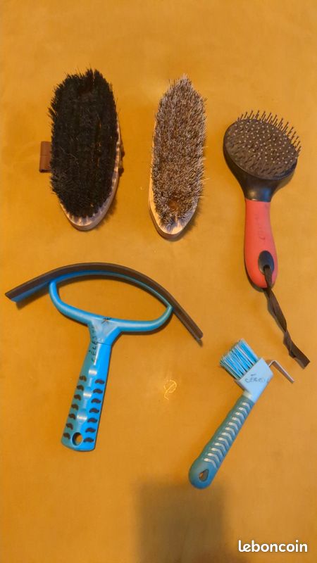 Lot De Brosses à Cheval D'Occasion - Pour Soins Et Équipement Équestre