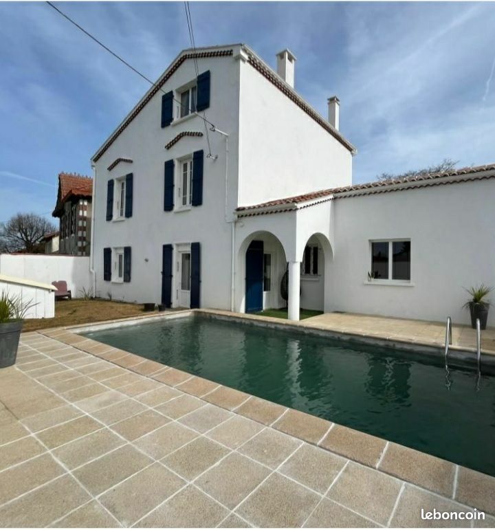 Maison 8 pièces 233 m² · à Terres-de-Haute-Charente · 233 m² · 210 000 €