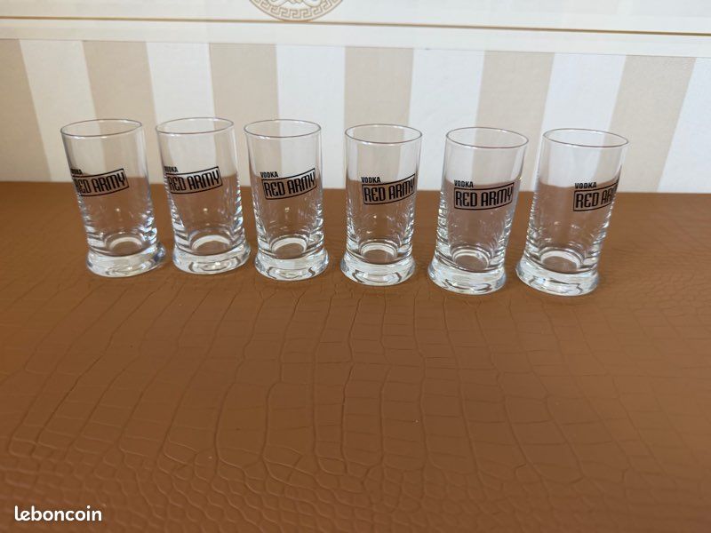 Rare coffret Red Army Vodka AK47 – caisse bois + 6 verres (image 4)