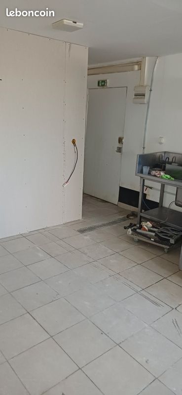 Local 45m2 avec douche et wc (image 3)