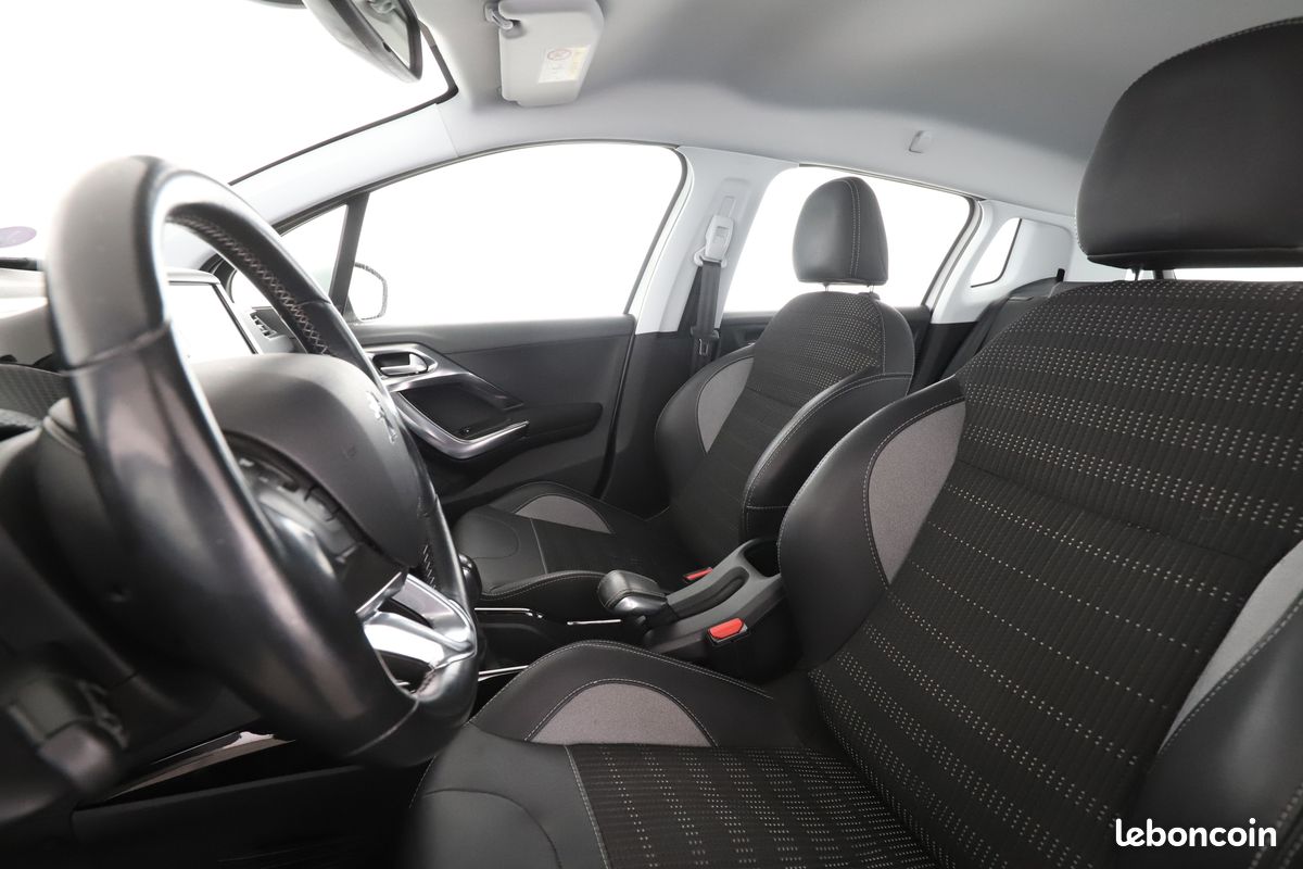 Peugeot 2008 1.2 PureTech Allure 110 ch (image 5)