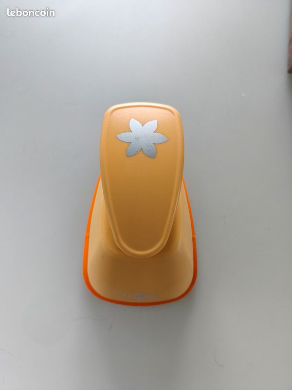 Perforatrice fantaisie " Fleur" (image 1)