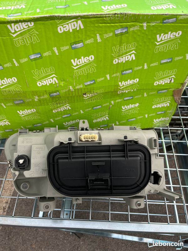 044749 VALEO ORIGINAL PART Projecteur principal droit, H7, W5W, PY21W 044749 VALEO ORIGINAL PART Projecteur principal droit, H7, W5W, PY21W