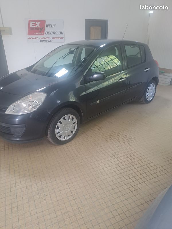 Renault clio (image 1)