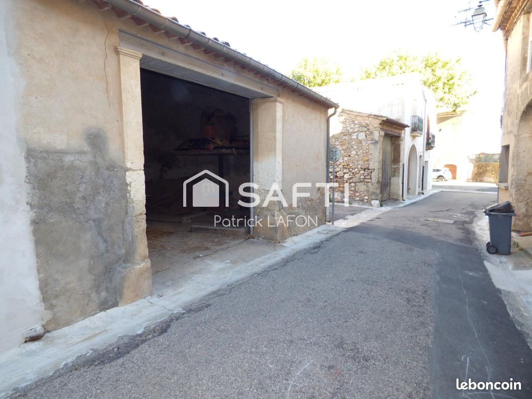 Parking 82 m² · à Saint-Saturnin-de-Lucian · 82 m² · 85 000 €