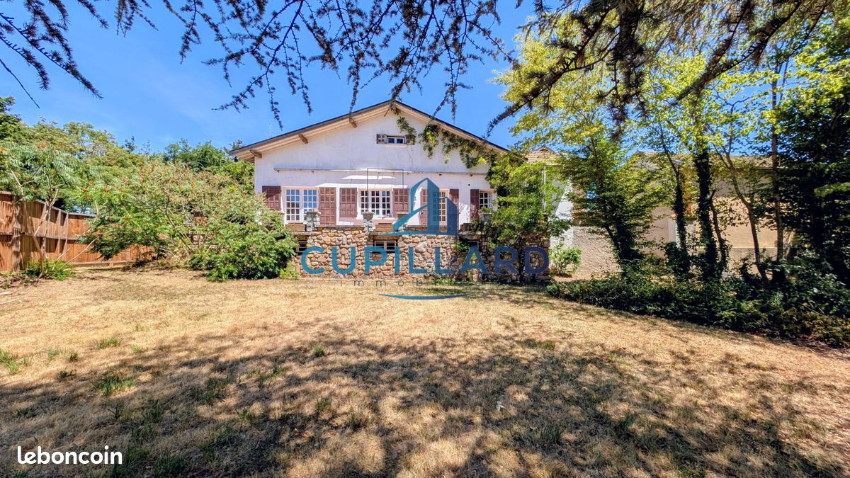 Maison 5 pièces 180 m² · à Saint-Léger-sur-Roanne · 180 m² · 250 000 €