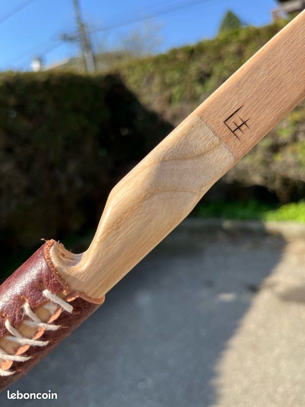 Icône Isolée D'arc En Bois De Chasse Traditionnelle Dans L'illustration Vectorielle De Style