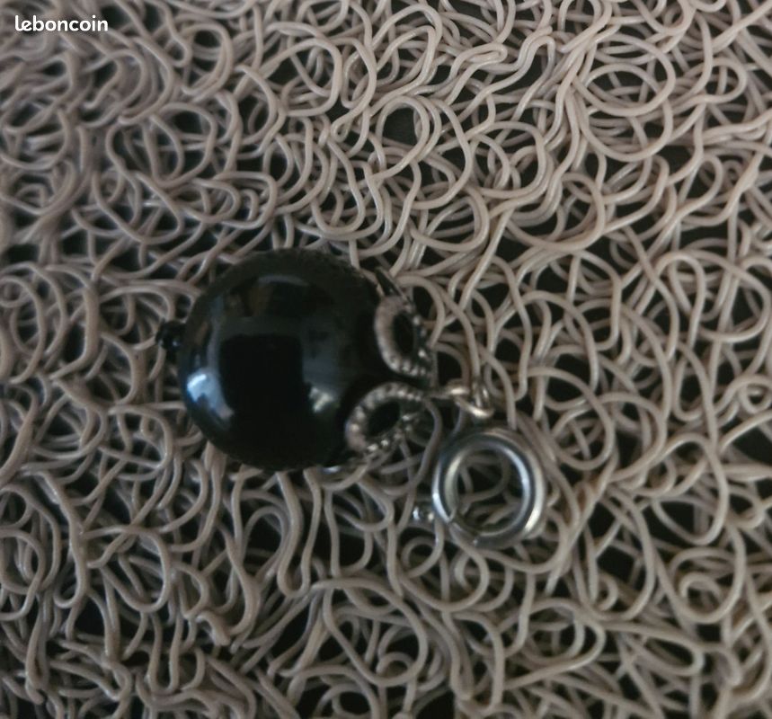 Pendentif / charm métal argenté inoxydable et pierre noire (image 1)