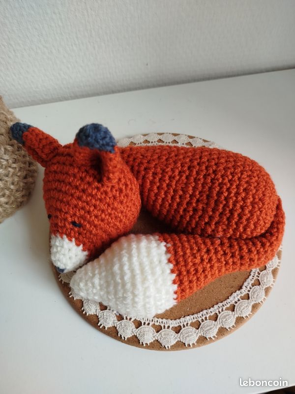Charmante déco Renard endormi, cadeau naissance, au crochet, sur socle, (image 3)