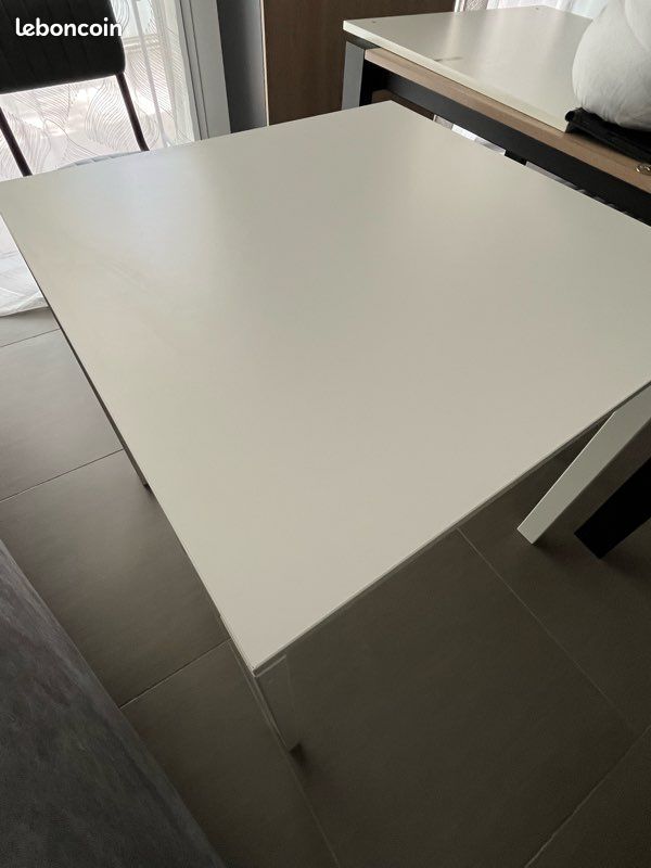 Table carrée (image 1)