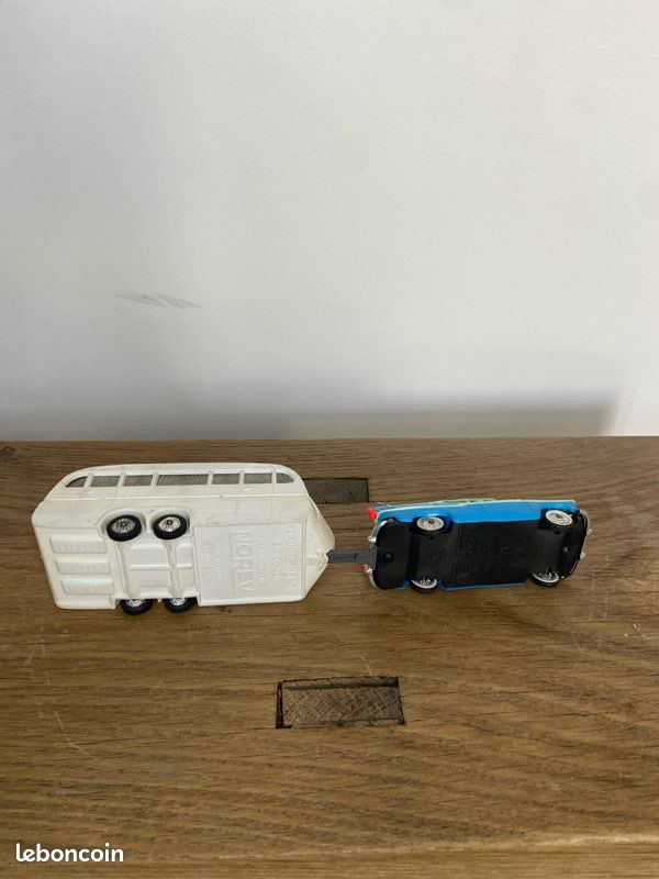 LOT DE 2 CAMIONS BERLIET TRANSPORT CHEVAUX 1/43e NEUF SANS BOITE EUR 15