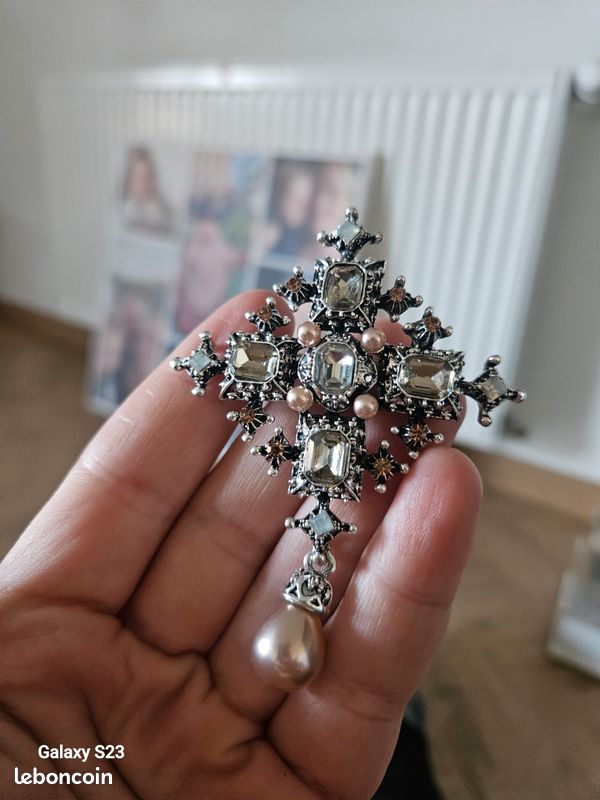 Belle broche / épingle florale vintage Tiafri, avec fausses perles et strass AB en or. - France