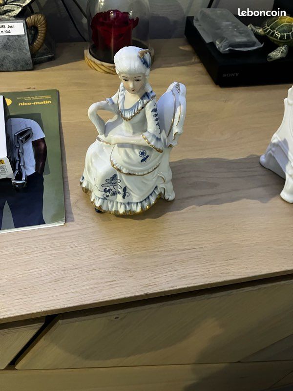 Figurine presse livre en porcelaine (image 1)