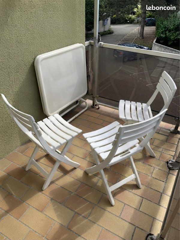 Table pliante et 3 chaises blanches (image 1)