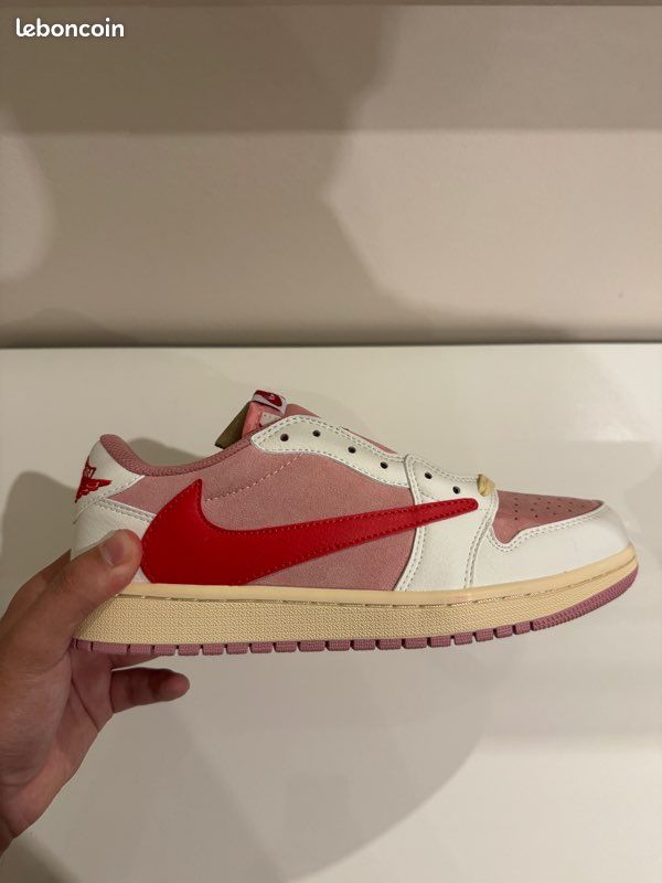 Nike Air Jordan 1 Travis taille 42 en parfaite état avec boîte (avaible with other size) (image 1)