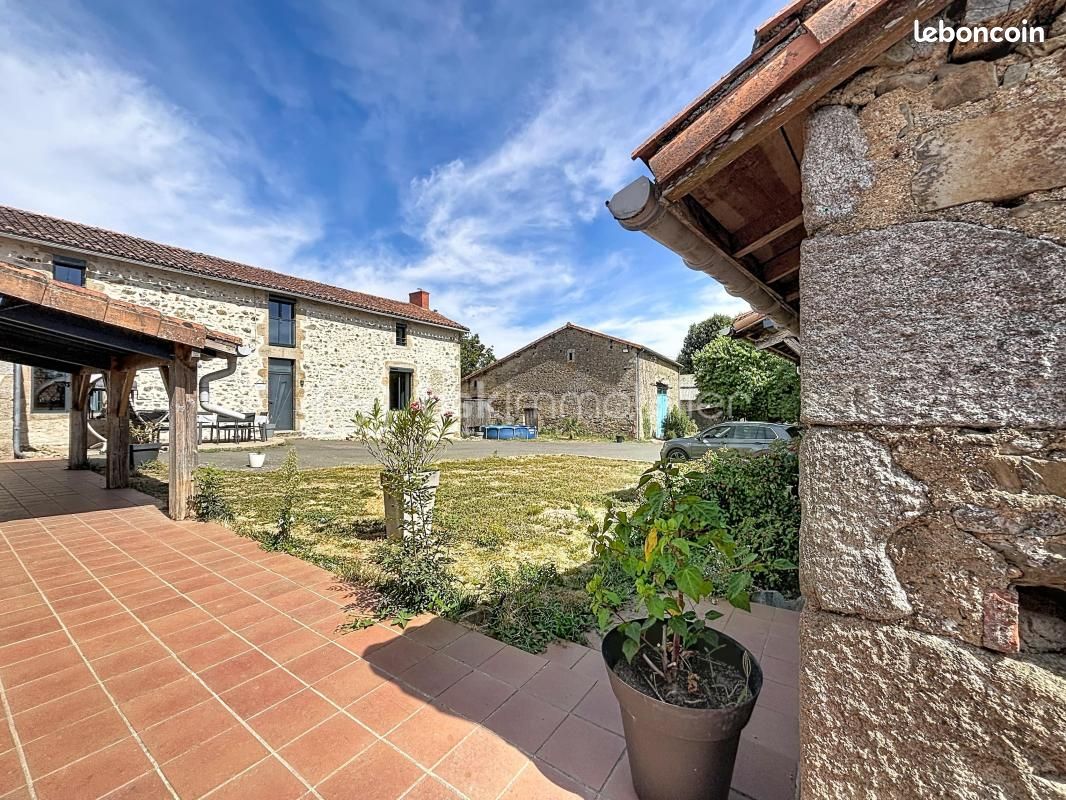 Maison 8 pièces 227 m² · à Bressuire · 227 m² · 302 000 €