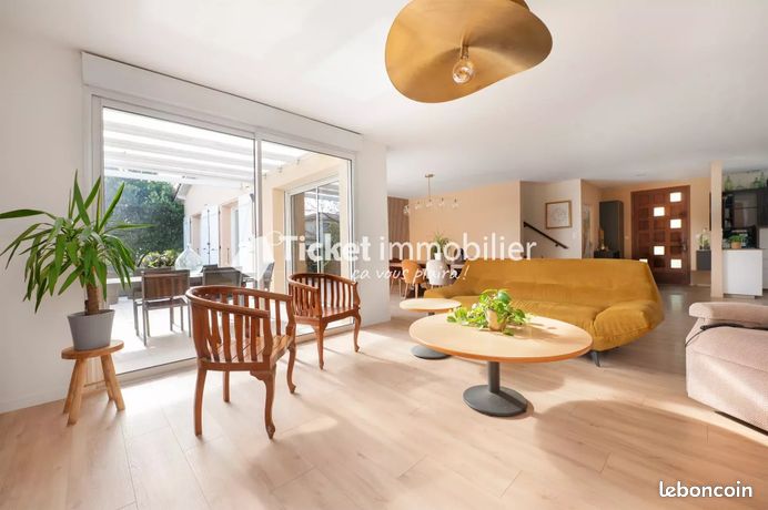 Maison 7 pièces 203 m²