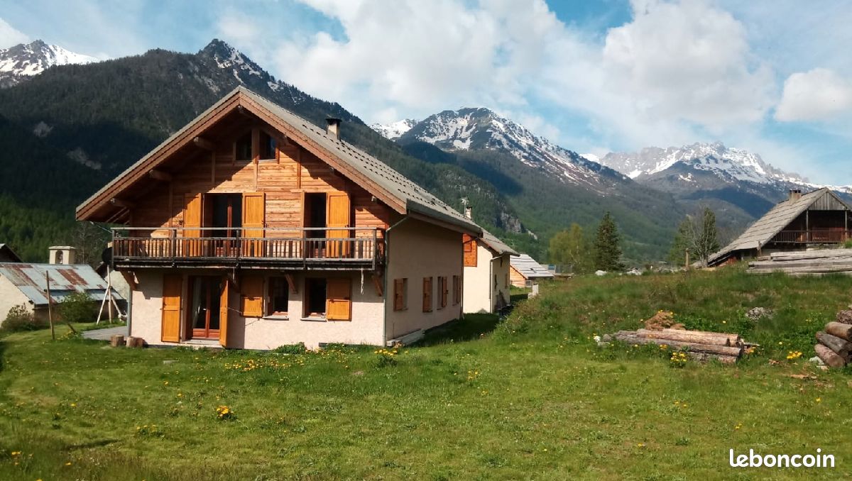 Maison type chalet au calme avec terrasses et jardins (image 1)