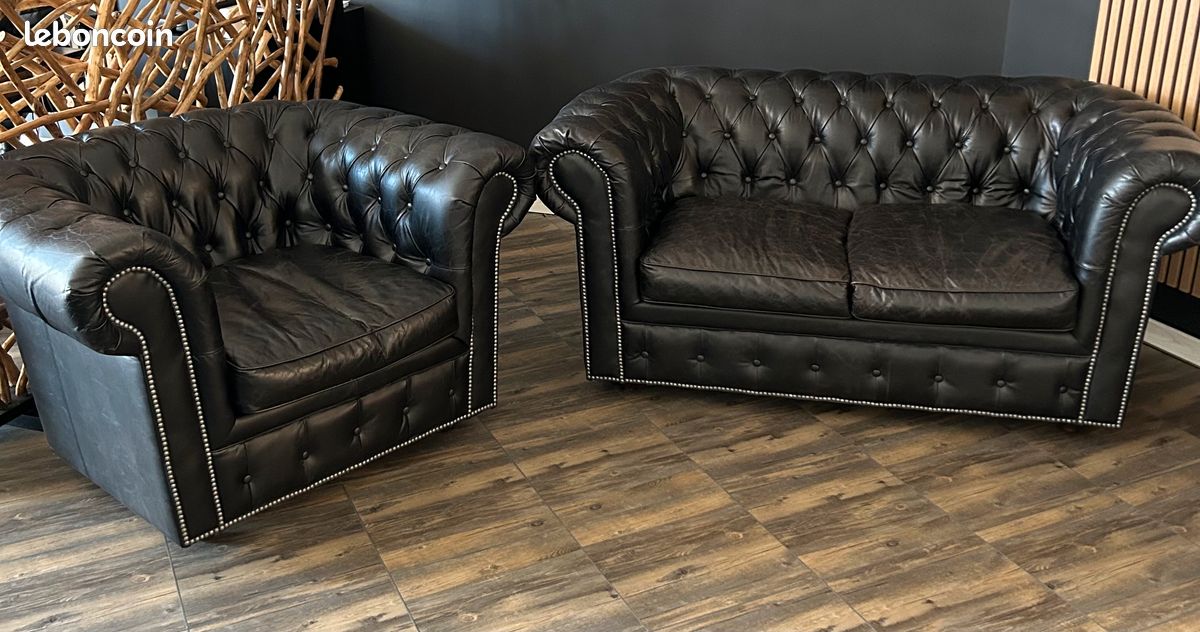 Canapé 3 places, fauteuil et pouf chesterfield en microfibre aspect