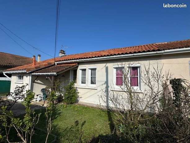 Jolie maison 2 chambres, plain pied, Jardin clos et arboré, Car port, dépendance. Situé à 300 mètres du bourg de Soyaux, Proche de toutes les commodités