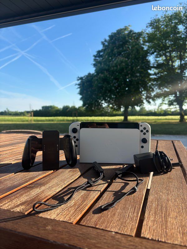Switch OLED blanche (image 1)