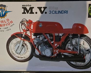 Moto rouge et blanche – MV AGUSTA brutale 1090 RR