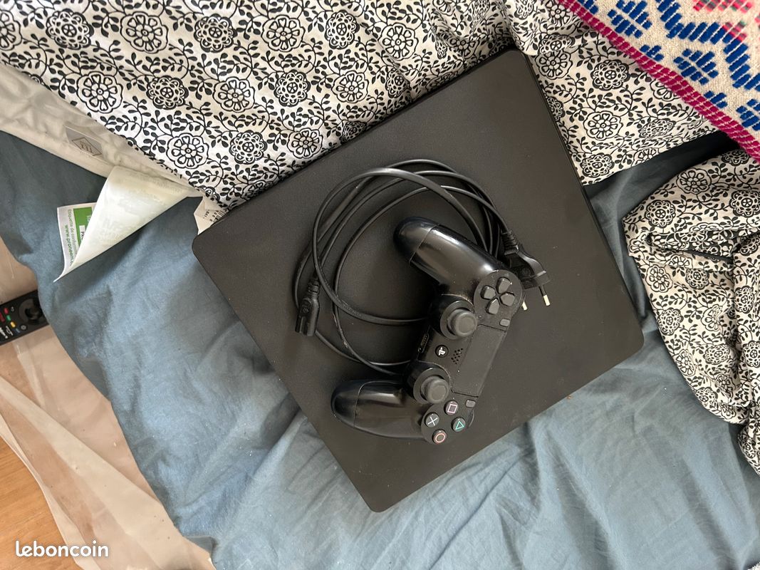 Playstation 4 slim 1 to (image 1)