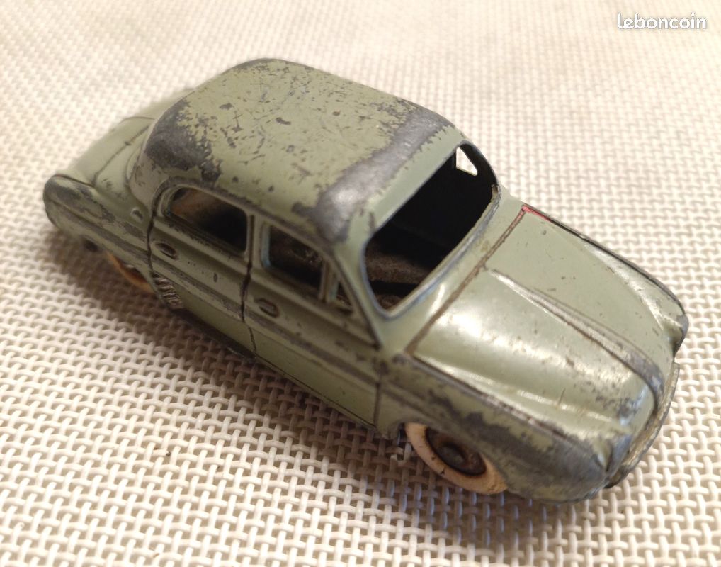 Dinky toys renault dauphine ref 24 E dans sa boite d'origine TTB