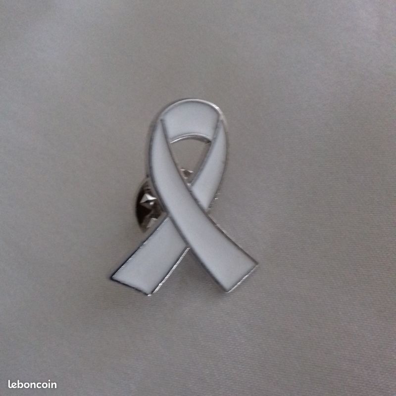 Pin's Broche Ruban Blanc Strass & Paillettes - Soutien Contre La Violence Envers Les Femmes - #MaintenantOnAgit