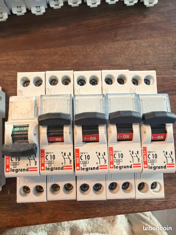 Lot de 10 disjoncteurs DNX³ Phase + Neutre 10A Courbe C Auto Legrand Réf: 406782