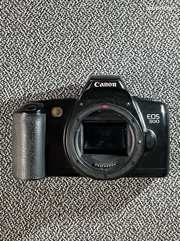 Bon plan - Le Canon EOS M50 avec deux objectifs, carte SD et sacoche à