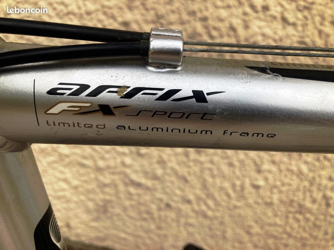 VTT GO SPORT TAILLE L-TOUT ALUMINIUM-ULTRA LEGER MIXTE POUR 1M65 à1M85-ROUES 26Pouces-FREIN à DISQUE AVANT-21 Vitesses-SUSPENTION AVANT CONFORT-lumières LEEDS NEUVES-GARDE DE BOUE-révisé par mes soins (image 5)