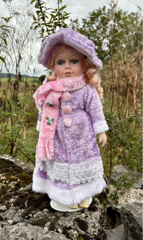Poupée brune en robe rose et violette – Style princesse féerique