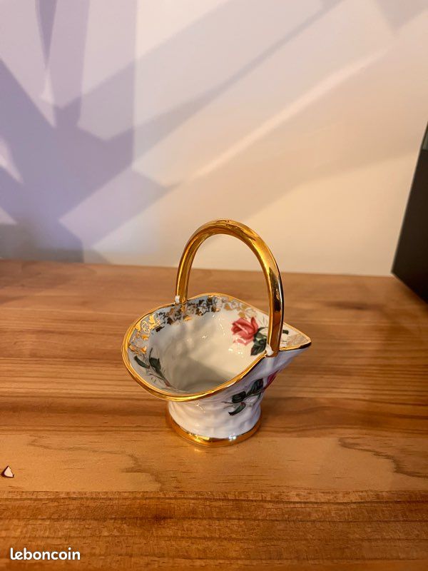 Petit panier en porcelaine blanche et dorures (image 2)