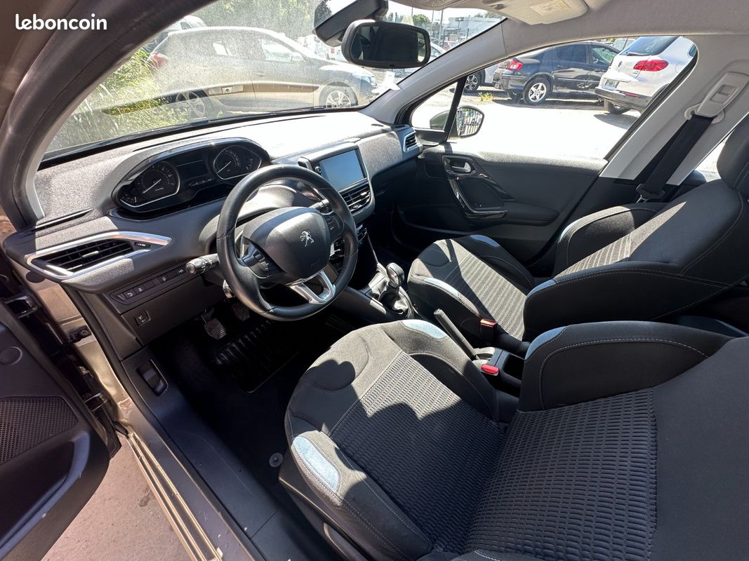 Peugeot 208 1.2 82ch ALLURE *DISTRI OK (image 5)