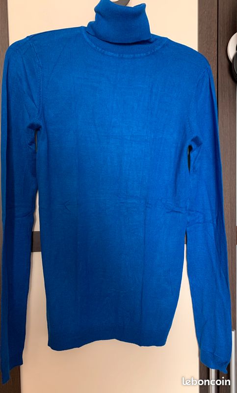Joli pull féminin avec col roulé bleu électrique et doux (image 1)
