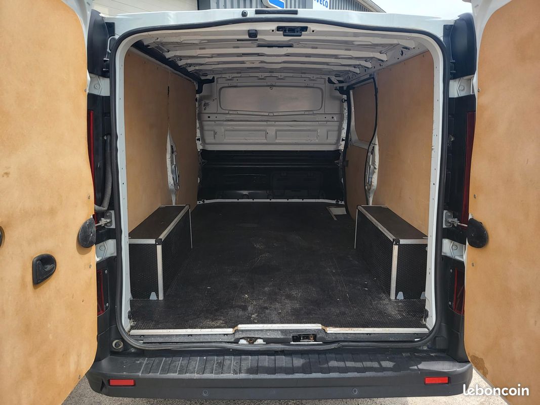RENAULT TRAFIC L2H1 FOURGON 2.0Blue DCI 130 GRAND CONFORT 03 PLACES avec HABILLAGE BOIS COMPLET + PROJECTEURS FULL LED + RADARS ARRIÈRE + ROUE DE SECOURS / GARANTIE 12 MOIS ( Prix de Vente 18 990 HT ) (image 6)