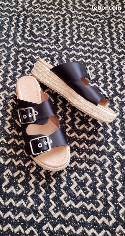 Mules compensées en satin noir avec semelles en corde façon espadrilles (image 2)