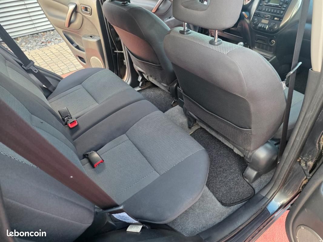 Toyota RAV4 2.0 D-4D 116 ch 4x4 Sol • Clim auto Attelage Radar de recul Barres toit (image 13)